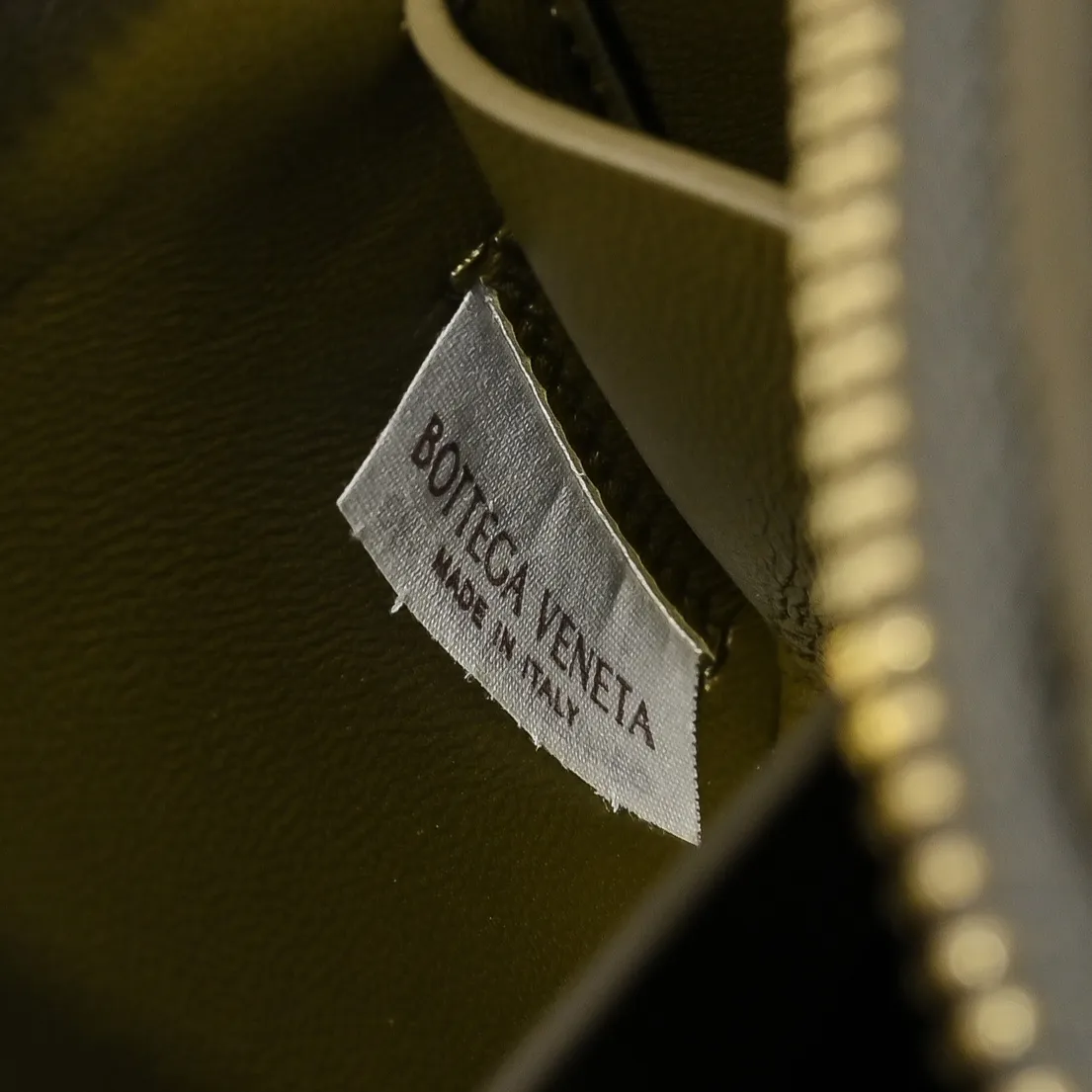 Batch 1260 #Bv The new Concert pouch is the most beautiful and practical mini bag I have ever seen 🎈 The bag body adopts the classic lntrecciato weaving process✅ It is equipped with a leather double-headed zipper, the opening is wide, easy to take and put, the shoulder strap knot can be slid to adjust the length freely, that is, 🉑️crossbody/underarm, and can be used as a clutch bag. Small body, large capacity, so practical! The key is that it is extremely versatile! Come and buy this small, exquisite, beautiful and versatile bag 👍 Model: 4258 Size: 18.5*11.5*8.5